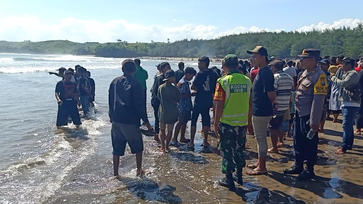 Petugas gabungan saat memantau di tepi Pantai Serang. (Foto: Polres Blitar for jatimnow.com)