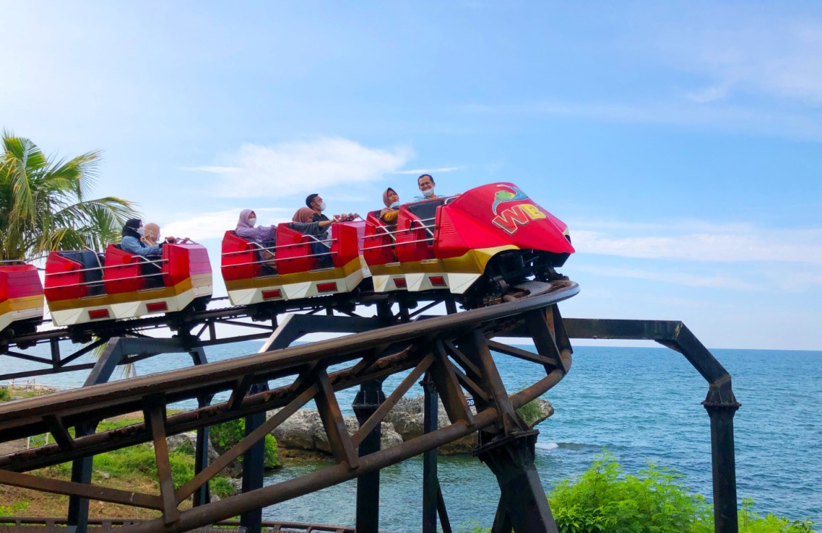 Wisatawan memadati WBL, sebagai salah satu primadona di Lamongan selama liburan lebaran. (foto : Adyad Ammy Iffansah/jatimnow.com)