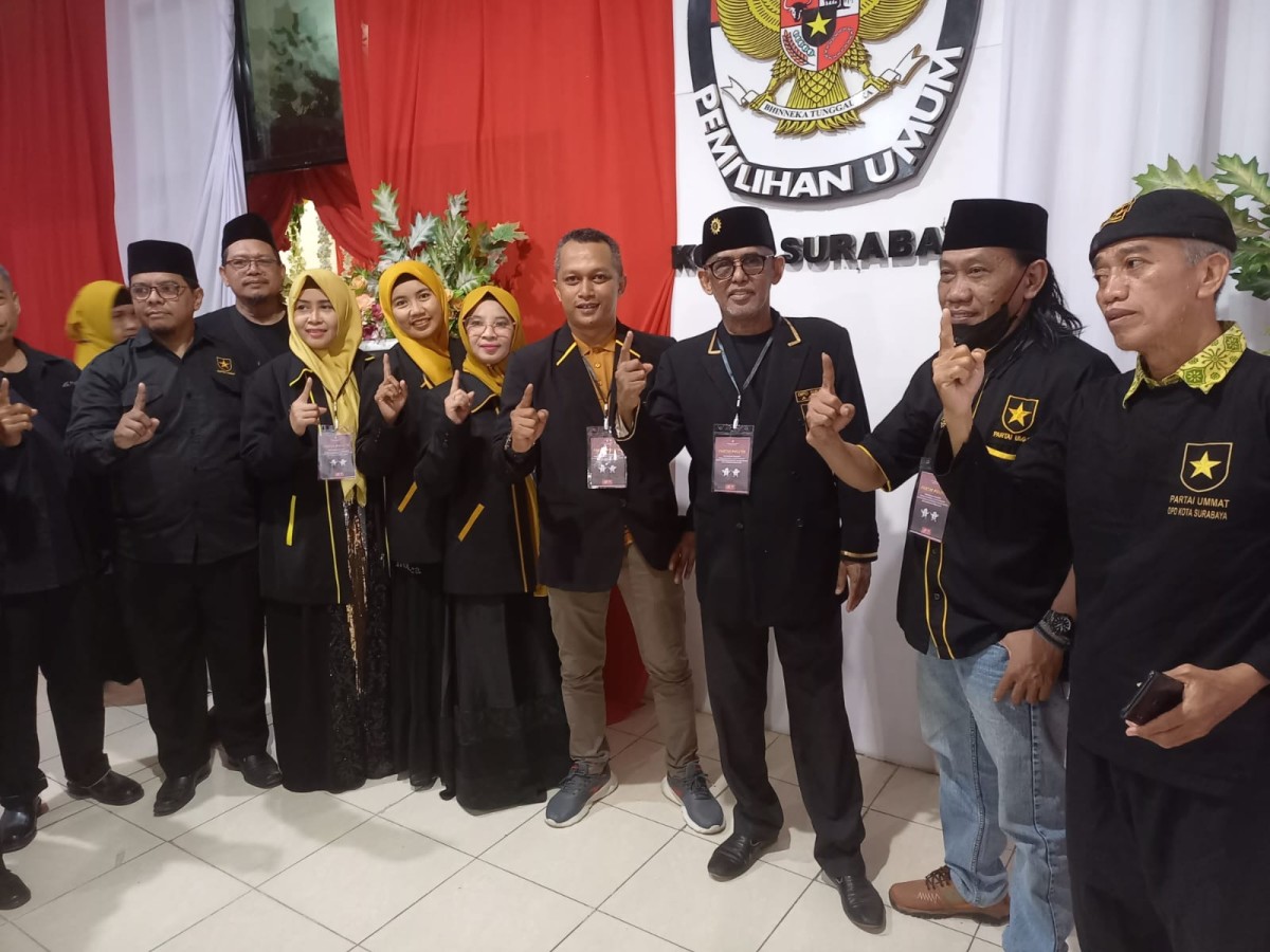 Partai Ummat saat mendaftarkan Bacaleg di KPU Surabya. (Foto: Rama Indra/jatimnow.com)