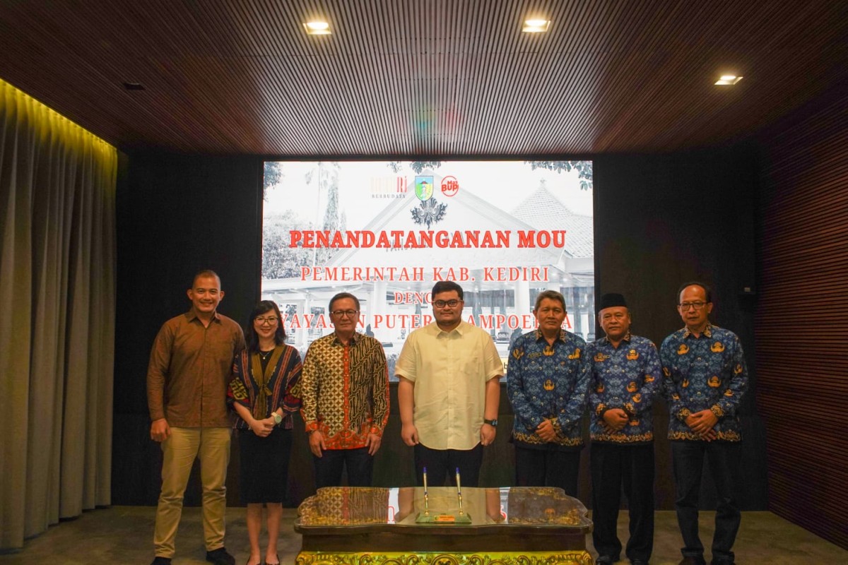 Penandatanganan MoU antara Bupati Hanindhito Himawan Pramana dengan Senior Director PSF, Elan Merdy. (Foto : Humas Pemkab Kediri/jatimnow.com)