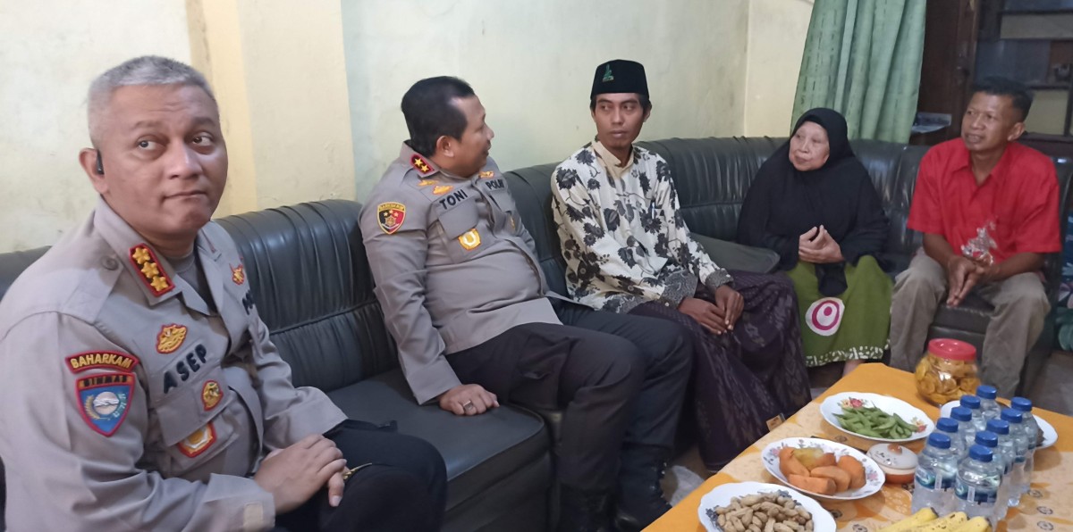 Kapolda Jatim Irjenpol Toni Harmanto berbincang dengan Muzamil.(foto: mochamad rois/jatimnow.com)