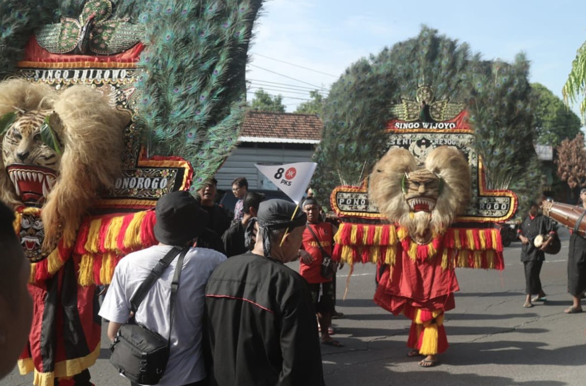 PKS Ponorogo Daftarkan Bacaleg ke KPU dengan Iring-iringan Reog