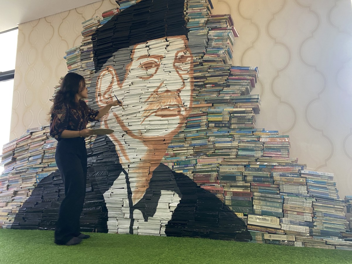 Mahasiswa Ubaya Lukis Wajah Abdul Malik Fadjar di Tumpukan Ribuan Buku