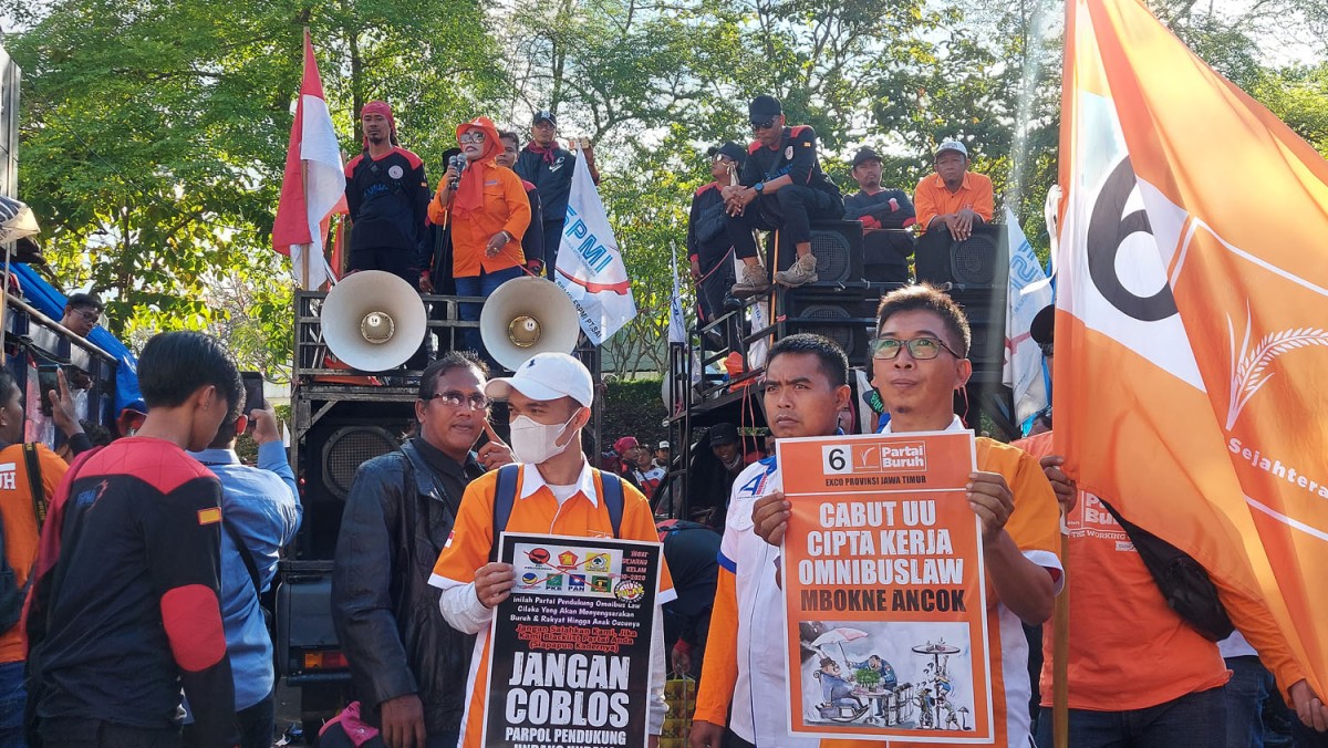 Potret Atribut Capres hingga Larangan Mencoblos Parpol dalam Demo Buruh di Surabaya