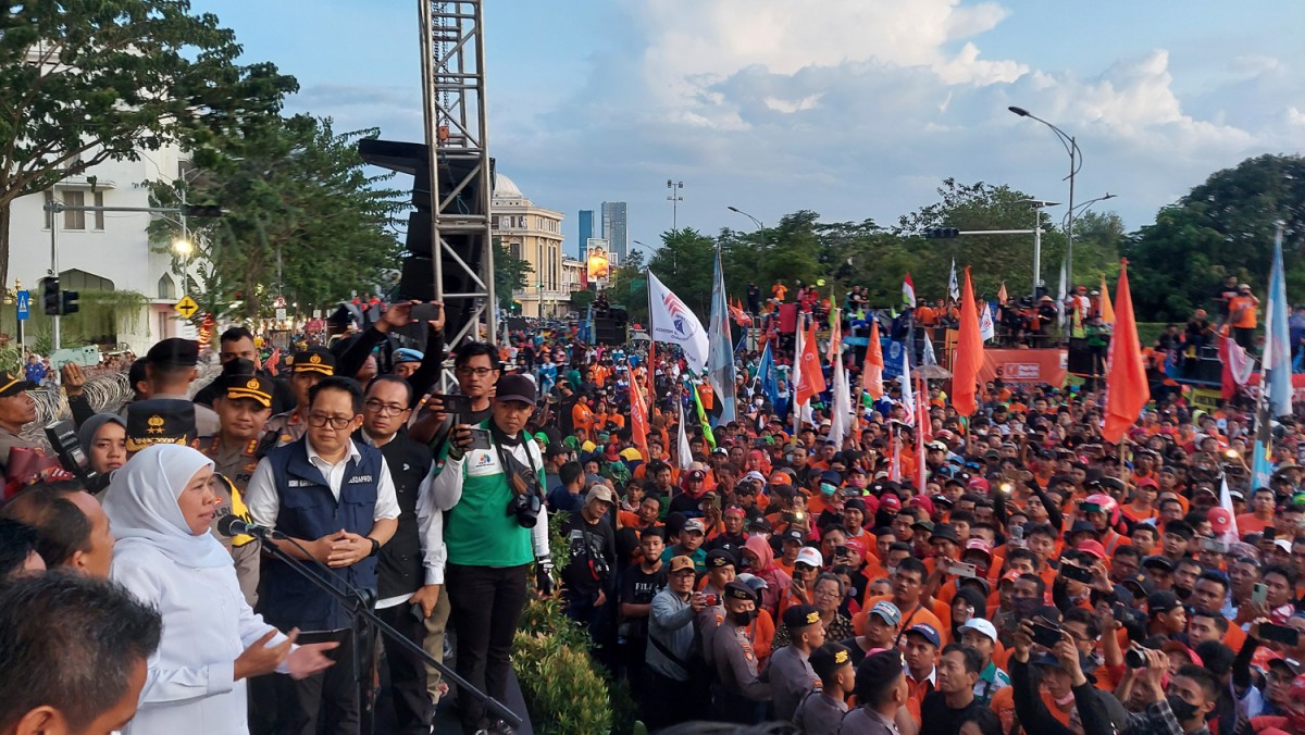Gubernur Khofifah menyapa masa aksi buruh pada peringatan Hari Buruh Sedunia. (Foto-foto: Ni'am Kurniawan/jatimnow.com)