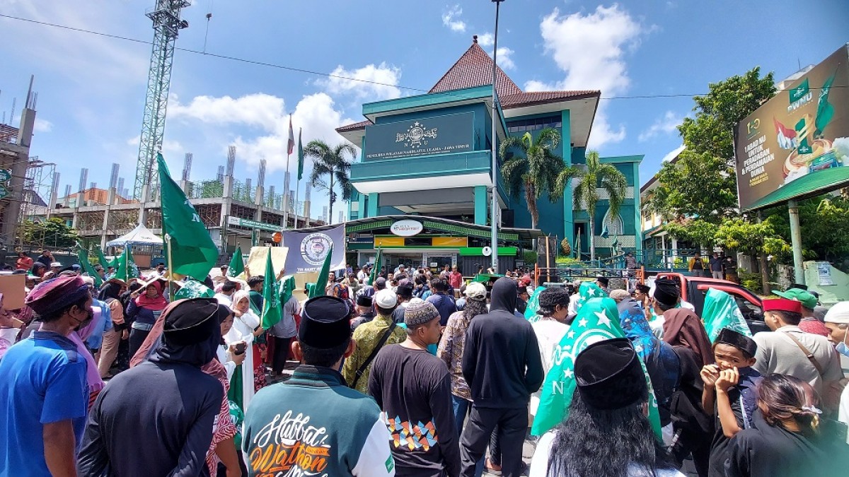 Ratusan Nahdliyin menggelar aksi di depan kantor PWNU Jatim (Foto: Ni'am Kurniawan/jatimnow.com)