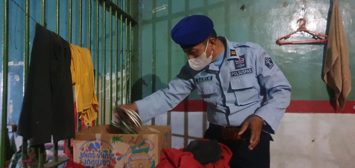 Petugas memeriksa sel tahanan untuk mencari barang terlarang. (foto: Humas Kemenkumham Jatim for jatimnow.com)