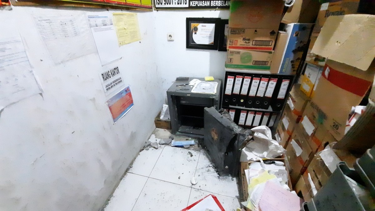 Brankas Alfamrat yag dibobol maling. (Foto: Achmad Supiyadi/jatimnow.com)