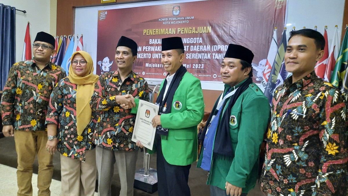 Ketua KPU Kota Mojokerto menyerahkan tanda terima pendaftaran bacaleg PPP. (Achmad Supriyadi/jatimnow.com)