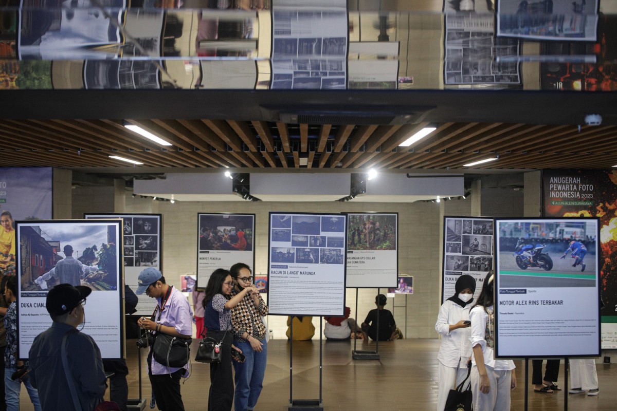 Foto-foto penerima APFI dipamerkan di Alun- Alun Surabaya.(foto: Fajar Mujianto/jatimnow.com)