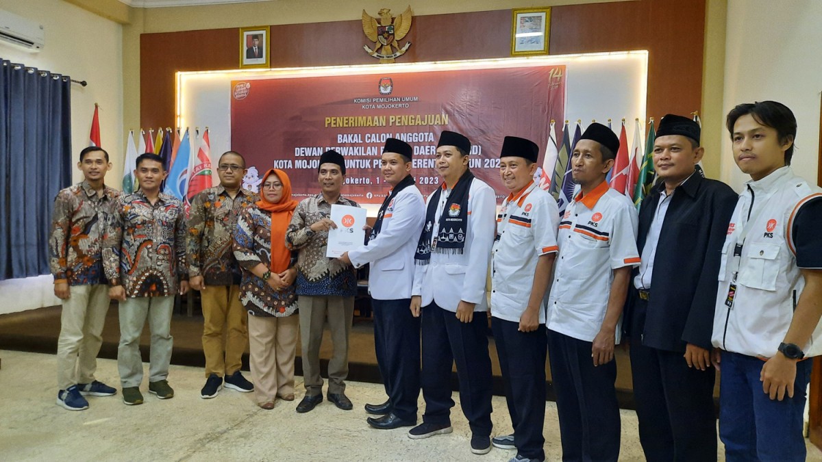 Ketua KPU Kota Mojokerto menyerahkan tanda terima pendaftaran bacaleg PKS. (Achmad Supriyadi/jatimnow.com)