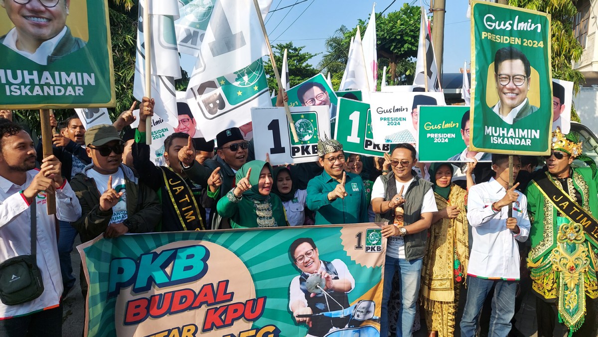Arak-arakan PKB dimeriahkan musik patrol dan baju khas Jawa Timuran (Foto: Ni'am Kurniawan/jatomnow.com)