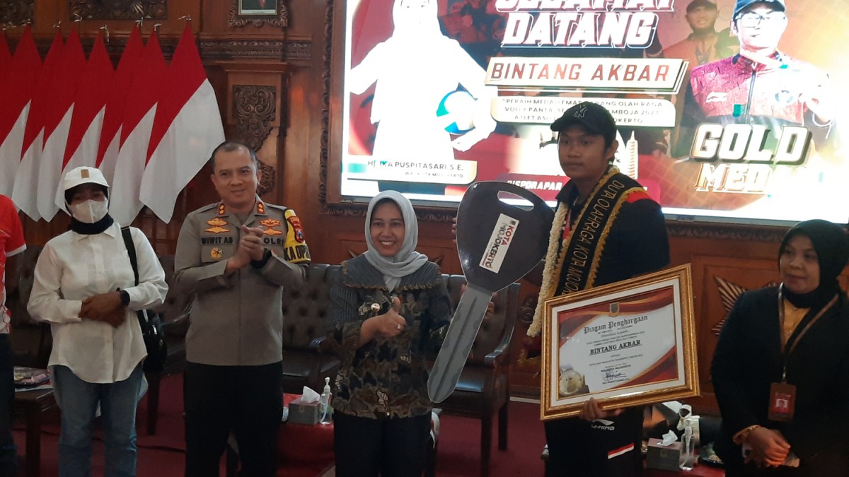 Wali Kota Mojokerto Ika Puspitasari memberikan apresiasi motor kepada atlet voli pantai Bintang Akbar. (Achmad Supriyadi/jatimnow.com)