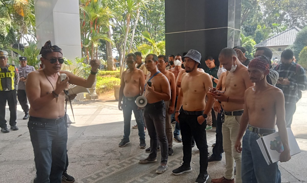 Ketika Belasan Aktivis Bertelanjang Dada di Kantor DPRD Kabupaten Pasuruan