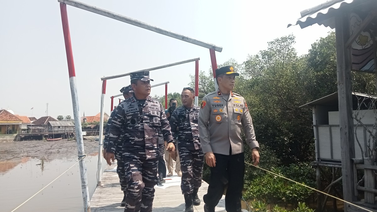 Pangkoarmada II, Laksamana Muda TNI AL, Maman Firmansyah didampingi Wakapolda Jatim Brigjenpol Akhmad Yusep Gunawan melihat Kampung Bahari Nusantara Desa Semare, Kecamatan Kraton, Pasuruan.