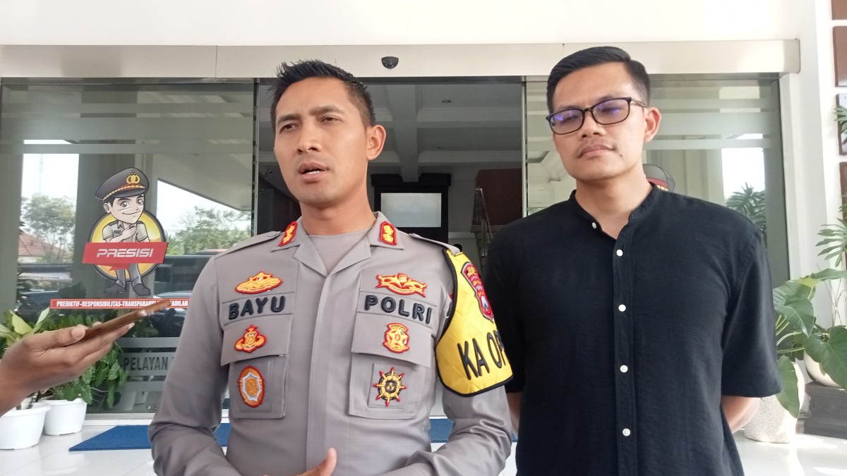 Kapolres Pasuruan, AKBP Bayu Pratama Gabunagi bersama Kasatreskrim (Foto: Moch Rois/jatimnow.com)