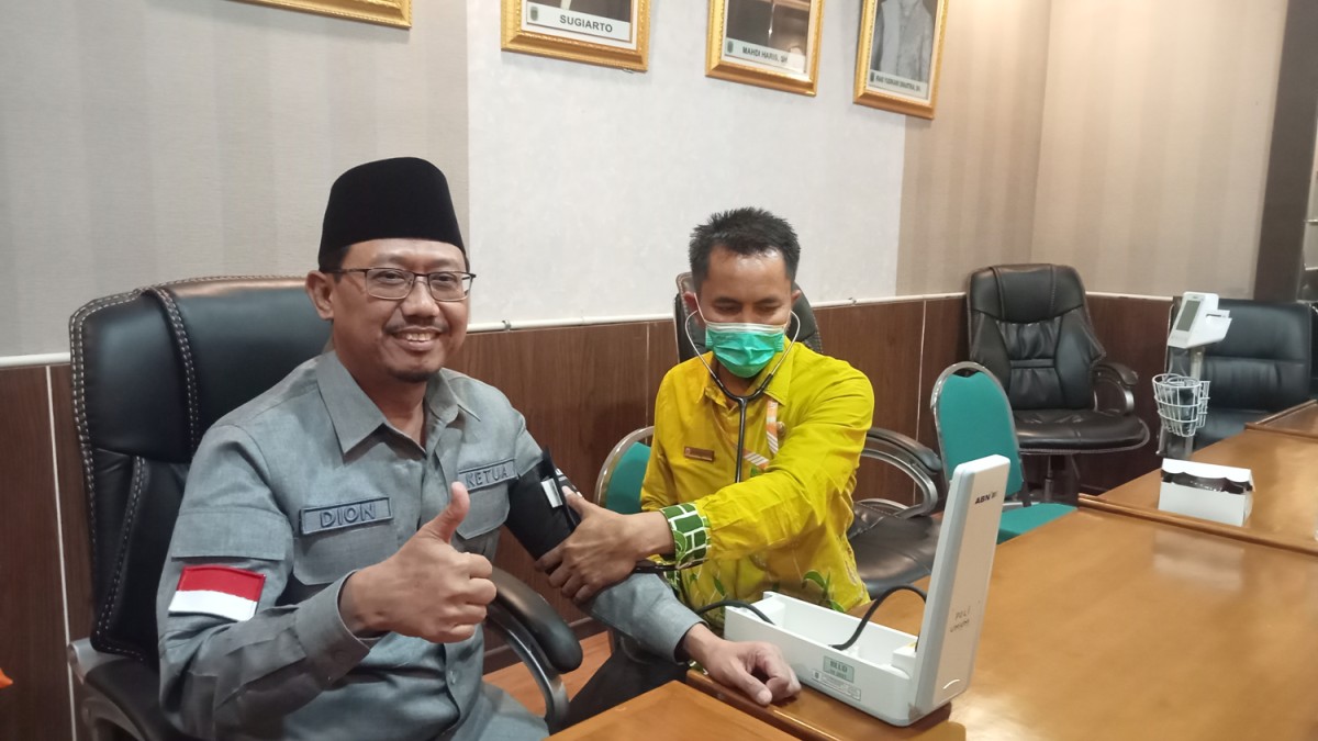 Ketua DPRD Kabupaten Pasuruan, Sudiono Fauzan cek kesehatan.(foto: Mochamad Rois/jatimnow.com)
