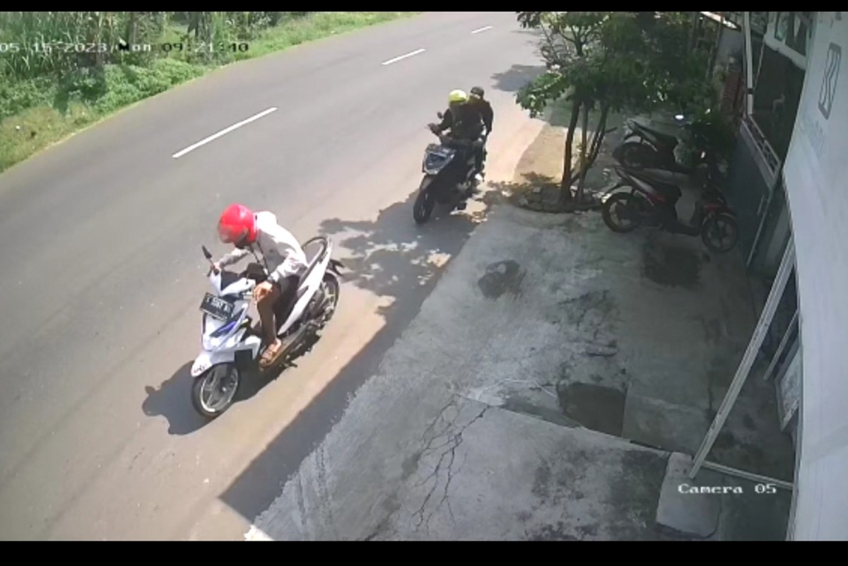 Siang Bolong Komplotan Bandit Motor Satroni Perkantoran di Mojokerto