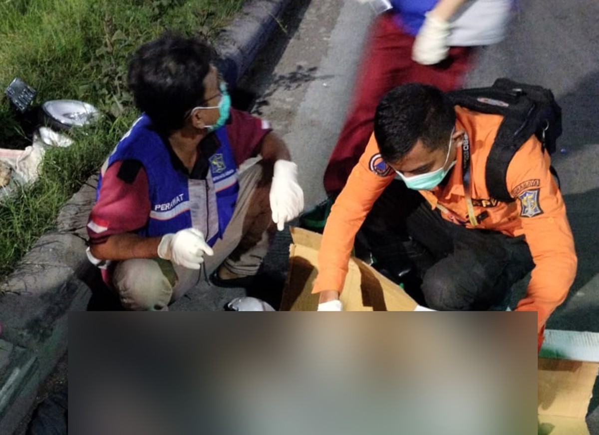 Dua Pemuda Tewas Usai Motornya Bersenggolan dengan Truk di Surabaya