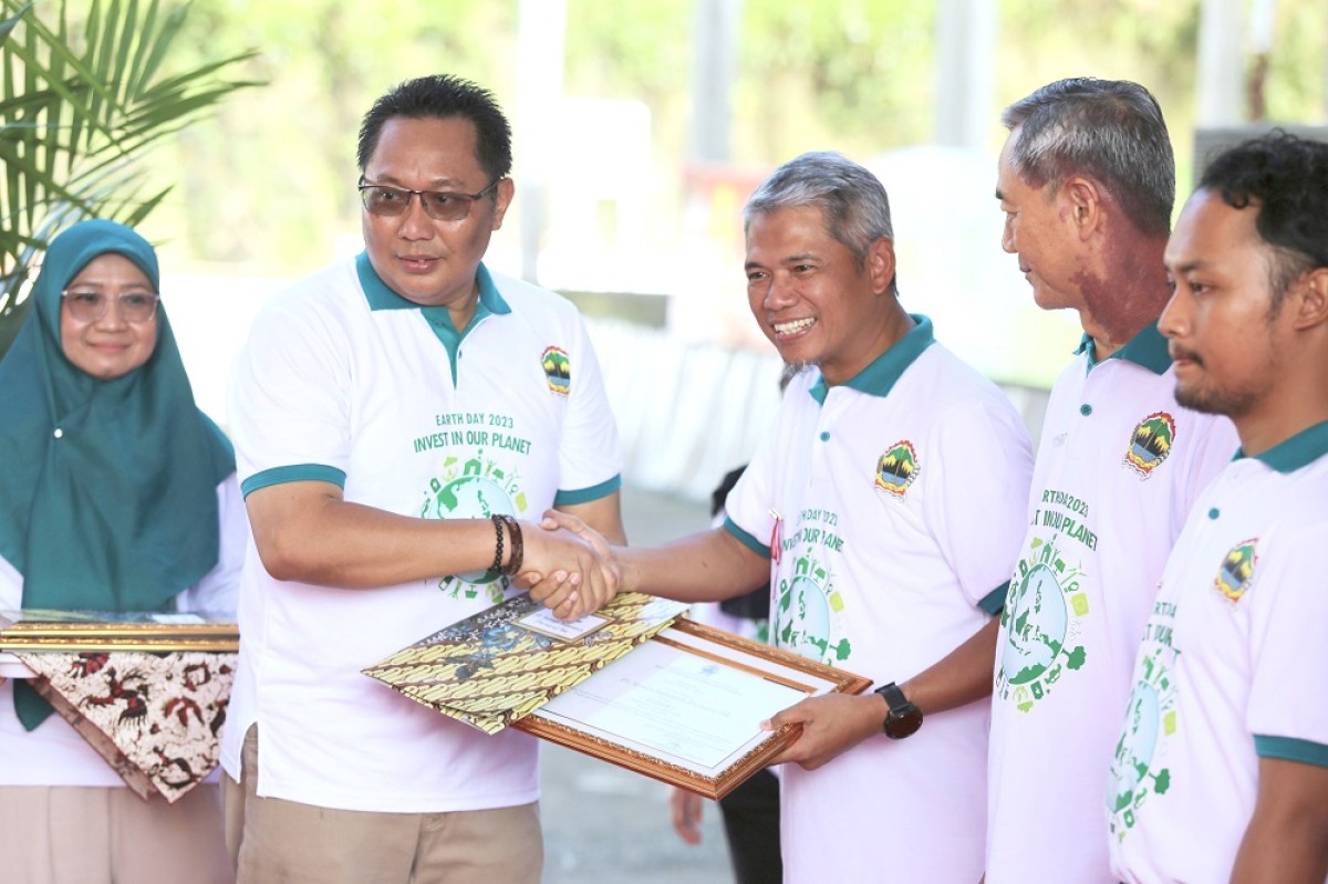 Kepala Sub Bagian Mineral dan Batubara ESDM Jawa Tengah, Agus Sugiharto menyerahkan penghargaan Good Mining Practice (GMP) 2023 peringkat Terbaik 1 kategori Skala Besar kepada Plt. Direktur Utama PT Semen Gresik, Muchamad Supriyadi di Kesugihan, Kabupaten