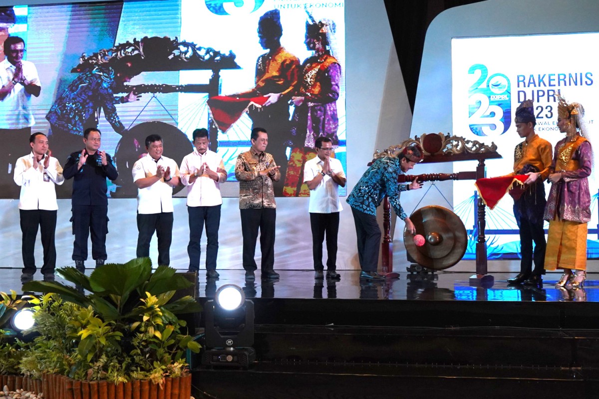 Direktur Utama SIG, Donny Arsal (kedua kanan) mendampingi Menteri Kelautan dan Perikanan, Sakti Wahyu Trenggono (kanan) saat memukul gong yang menandai dibukanya Rekernis DJPRL 2023 di Radisson Golf & Convention Center Batam, Kota Batam, Rabu (10/5/2023).
