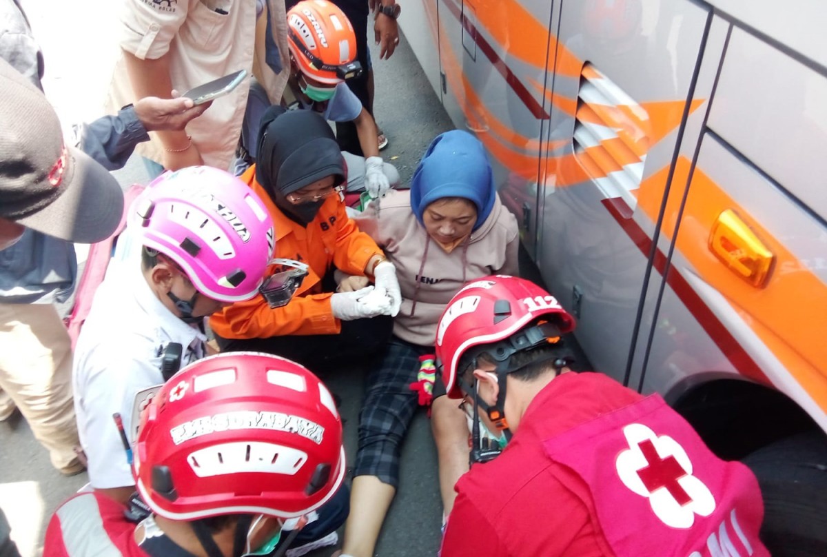 Gadis asal Gresik selamat dari maut saat mengalami kecelakaan di Surabaya (Foto: BPBD Surabaya for jatimnow.com)