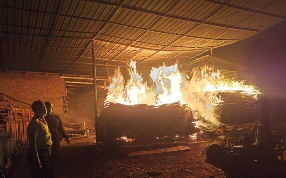Gudang pengolahan kayu di Malang terbakar (Foto: Polsek Lawang for jatimnow.com)