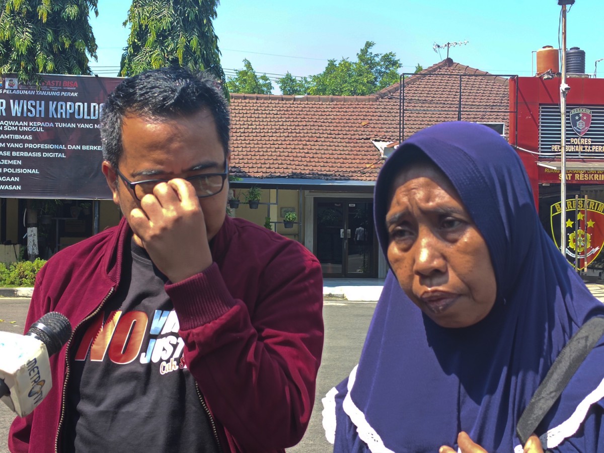 Marlayem (kanan), ibu dari siswi SMPN 31 Surabaya (Foto: Rama Indra/jatimnow.com)