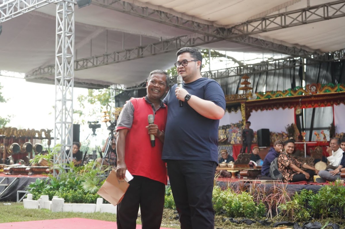 Darminto dan Mas Dhito saat di pagelaran wayang 72 jam nonstop (Foto: Humas Pemkab Kediri/jatimnow.com)