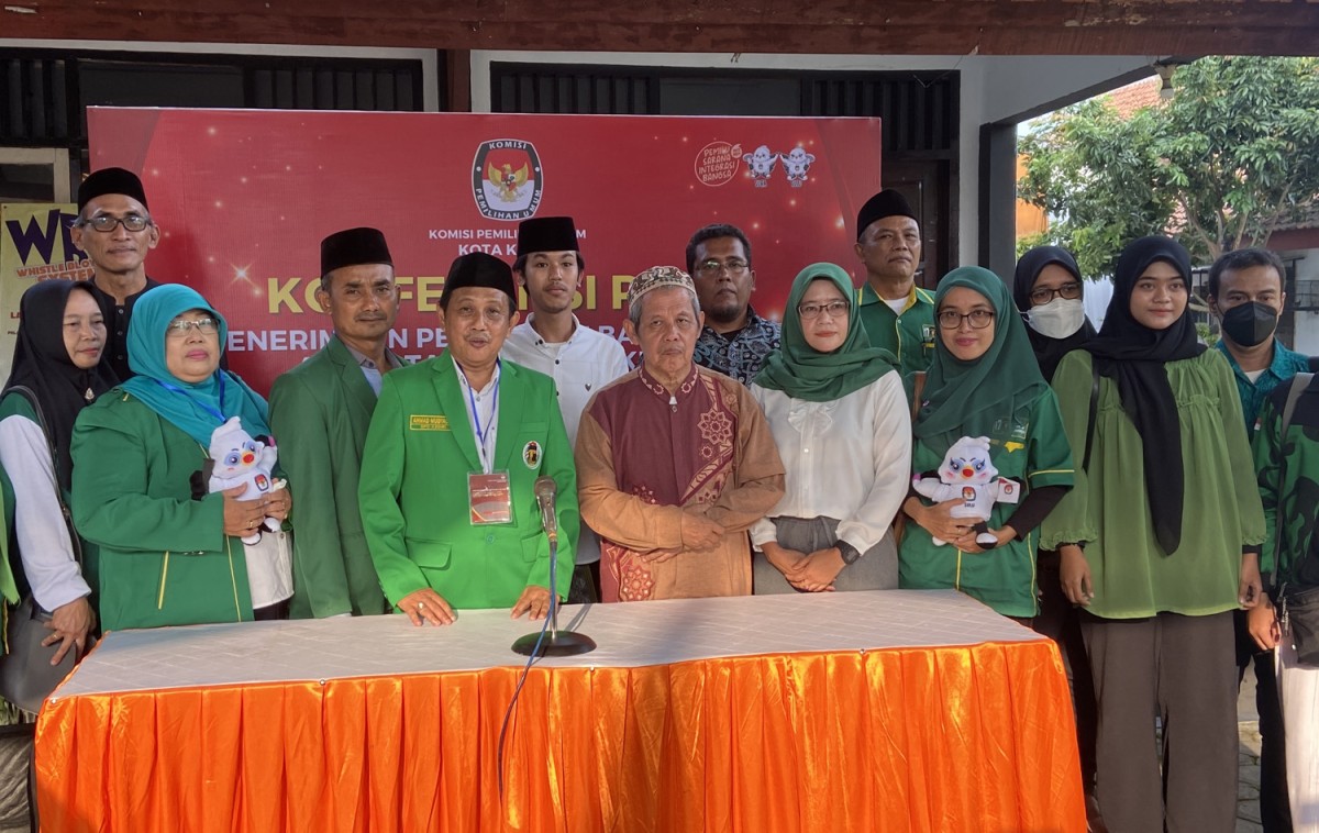 PPP Kota Kediri saat mendaftarkan bacaleg di Kantor KPU setempat , Minggu (14/5/2023) - (Foto: Yanuar Dedy/jatimnow.com)