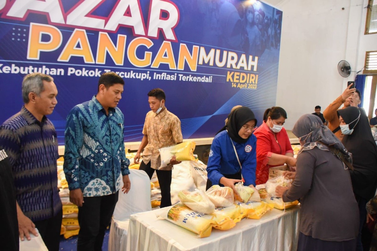 Kepala KPw BI Kediri M Choirur Rofiq (kiri) bersama Wali Kota Kediri memantau Bazar Pangan Murah. (Foto: Dinas Kominfo Kota Kediri for jatimnow.com)