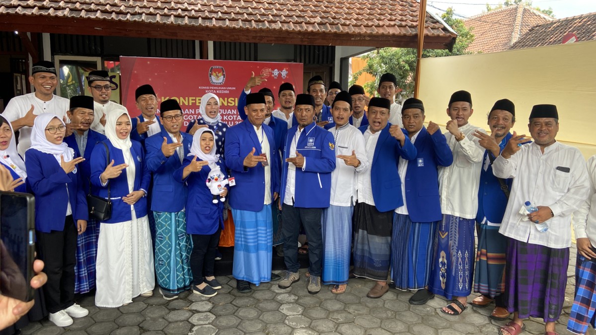 Bacaleg PAN Kota Kediri sarungan daftar ke KPU. (Foto : Yanuar Dedy/jatimnow.com)
