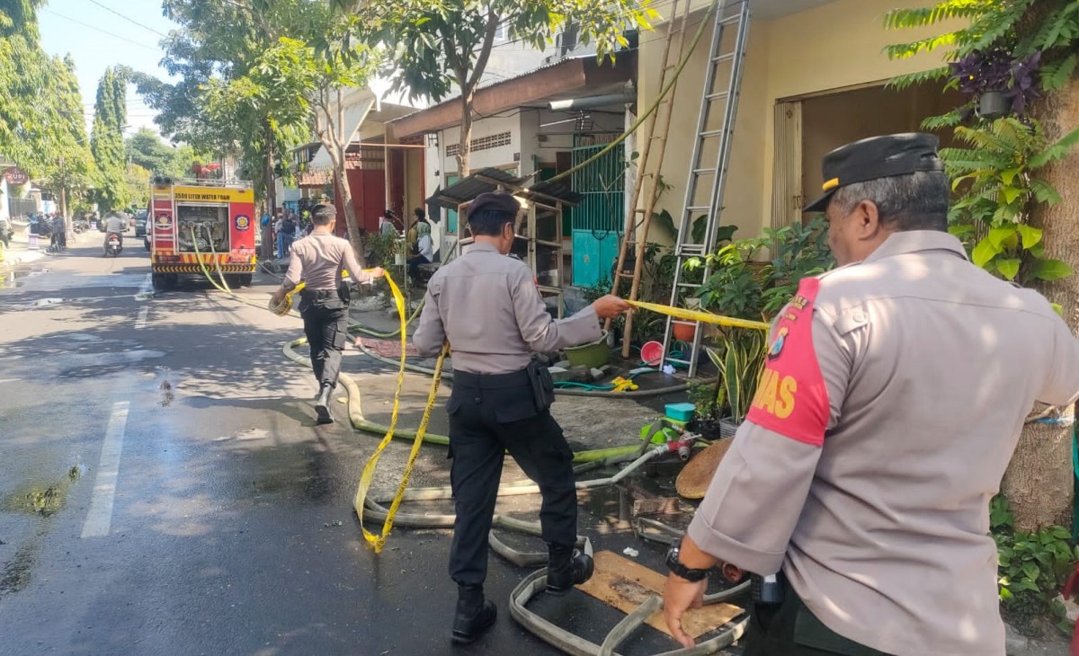 Polisi mengolah tempat kejadian perkara. (Polsek Kediri Kota for jatimnow.com)