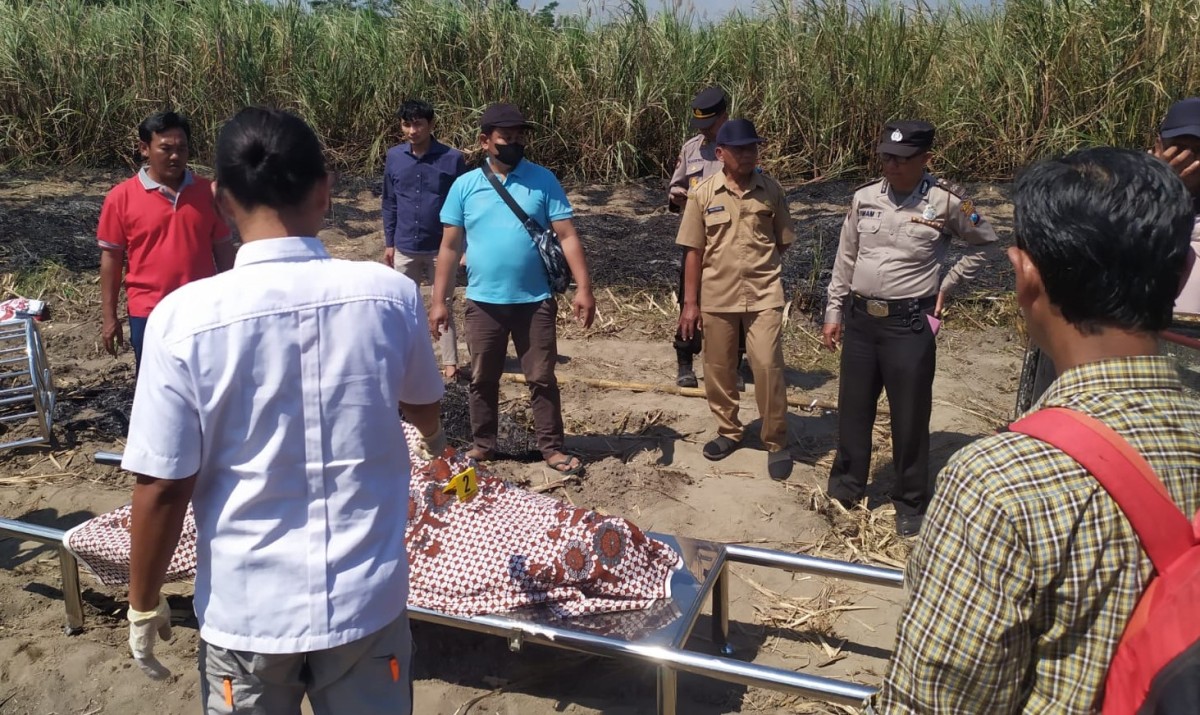 Petugas Polres Kediri mengolah tempat kejadian perkara.(Polres Kediri for jatimnow.com)