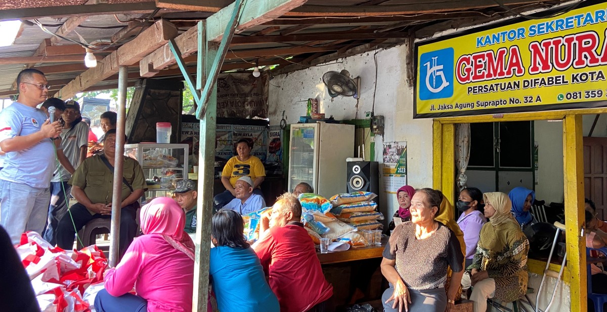 Relawan Suket Teki Nusantara di Basecamp Gema Nurani.(Foto: Yanuar Dedy/jatimnow.com)