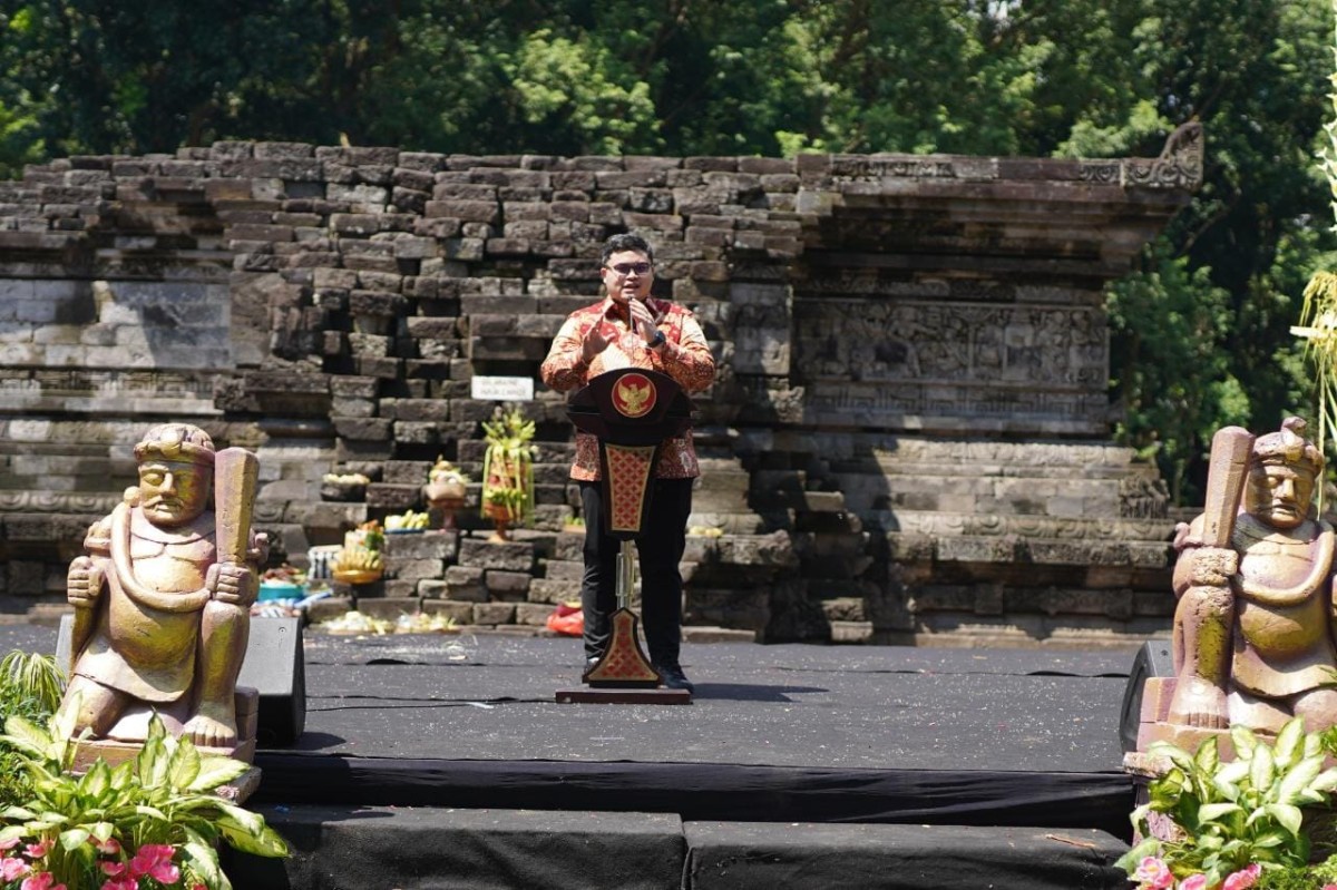 Mas Dhito saat menghadiri acara Dharma Santi di Candi Tegowangi. (Foto: Humas Pemkab Kediri for jatimnow.com)