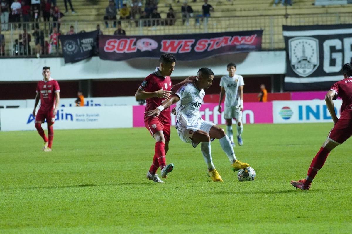 Renan Silva berduel dengan pemain Persis Solo. (Foto: Persik Kediri for jatimnow.com)