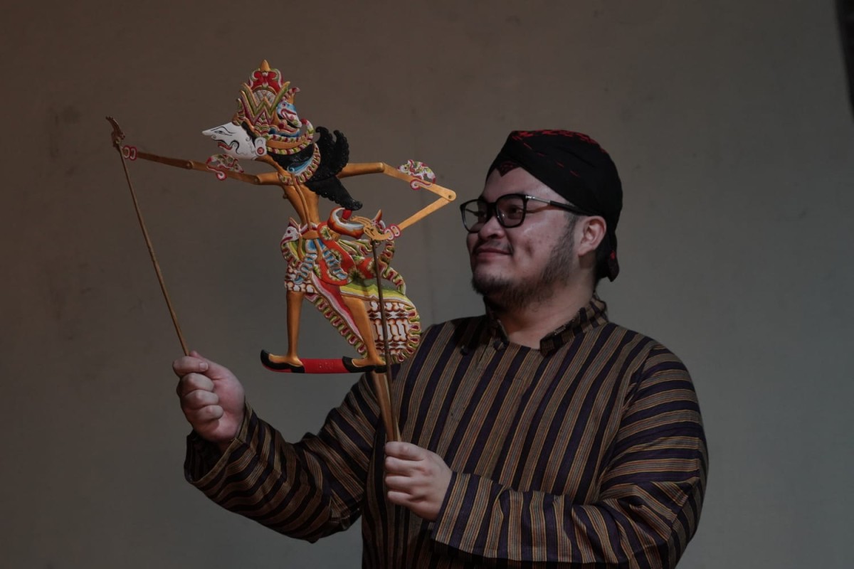 Mas Dhito memainkan wayang. (Foto : Humas Pemkab Kediri/jatimnow.com)