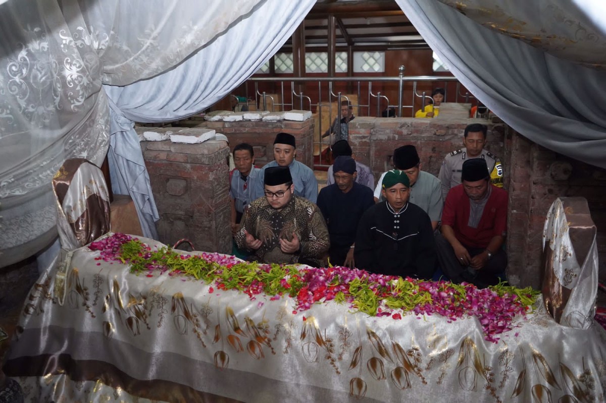 Mas Dhito ziarah makam leluhur Kediri. (Foto : Humas Pemkab Kediri/jatimnow.com)