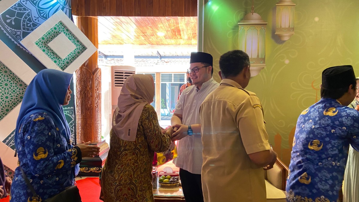 Mas Dhito, Mbak Dewi dan forkopimda berjabat tangan dengan warga di Pendopo Panjalu Jayati. (Foto : Yanuar Dedy/jatimnow.com)