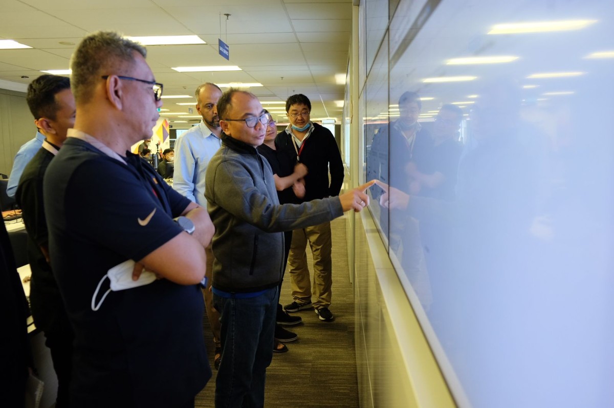 Direktur & Chief Technology Officer XL Axiata, I Gede Darmayusa saat memastikan performa jaringan XL Axiata (Foto: Axiata East RegionRegion for jatimnow.com)