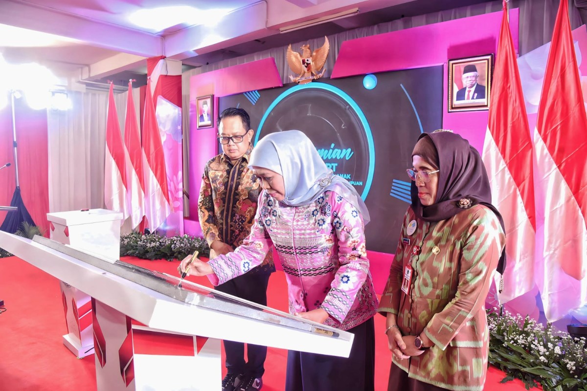 Gubernur Khofifah Indar Parawansa meresmikan UPT PPA Dinas Pemberdayaan Perempuan Perlindungan Anak dan Kependudukan (DP3AK). (Foto: Ni'am Kurniawan/jatimnow.com)