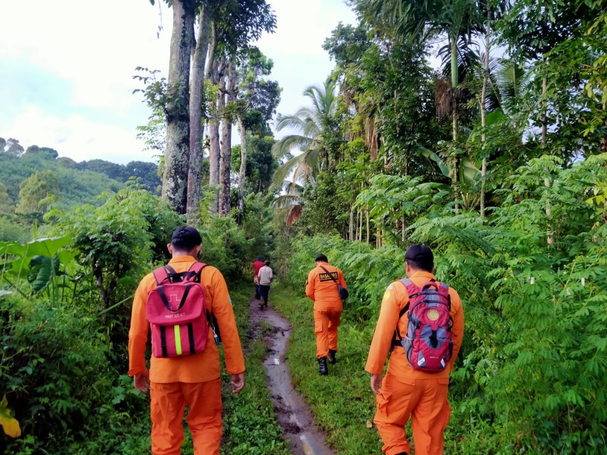 Tim sedang melakukan pencarian nenek hilang. (Foto: Pos Basarnas Banyuwangi for jatimnow.com)