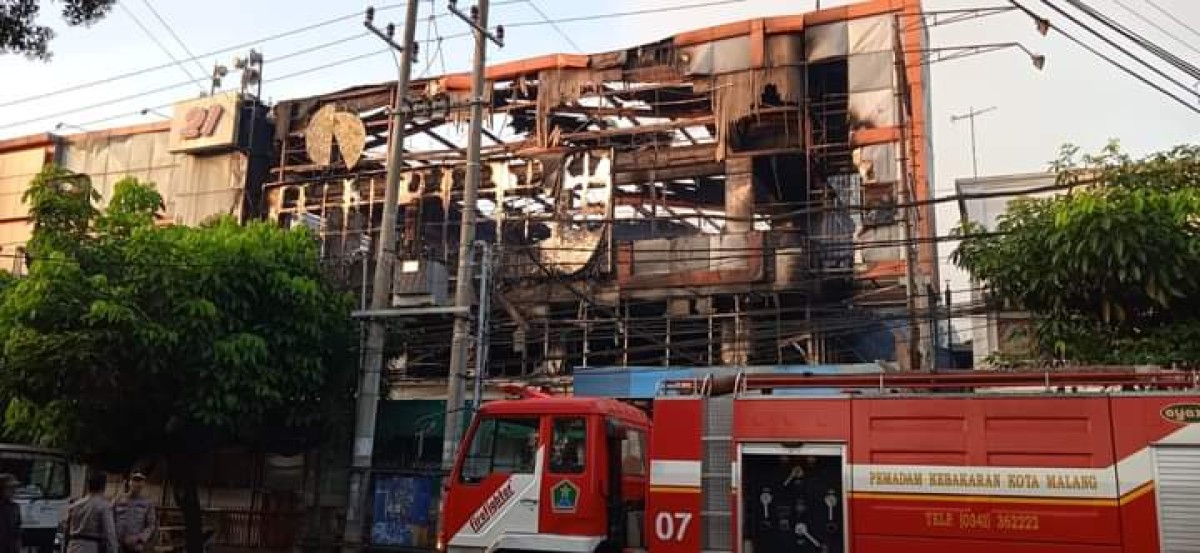 Api yang membakar Malang Plaza sudah padam. (Foto: Dadang for jatimnow.com)