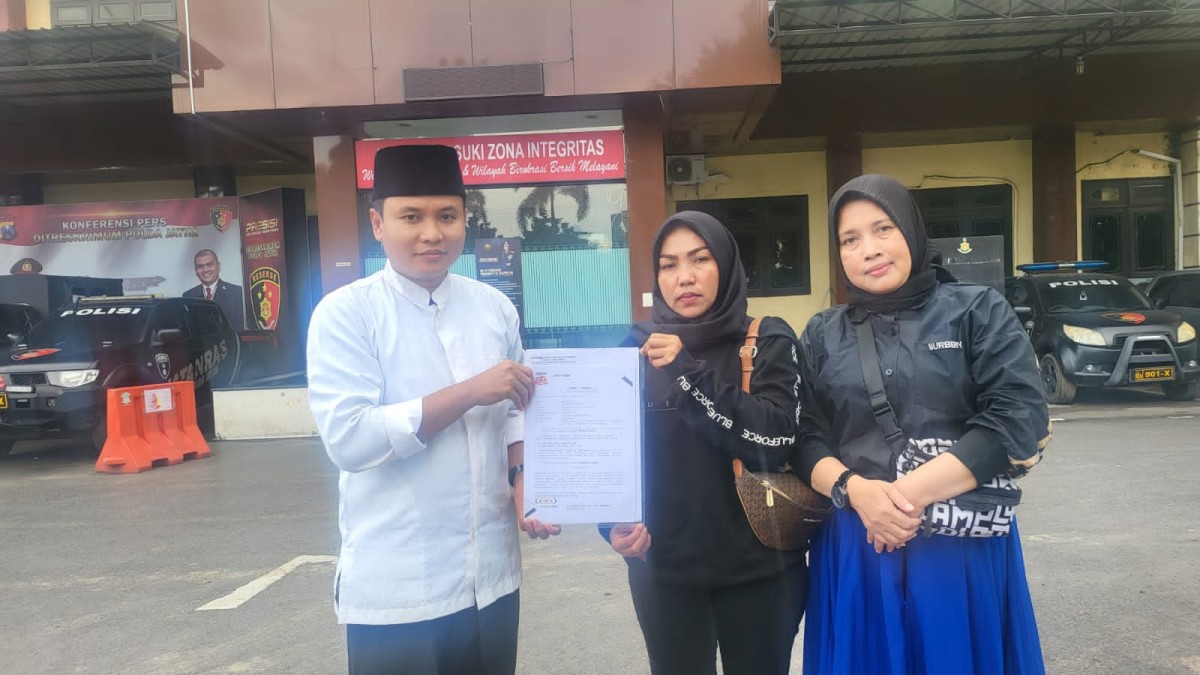 Kuasa Hukum keluarga AK, Taufik saat mendampingi istri dan saudar AK melapor di Ditreskrimum Polda Jatim (Foto: Setiawan for jatimnow.com)