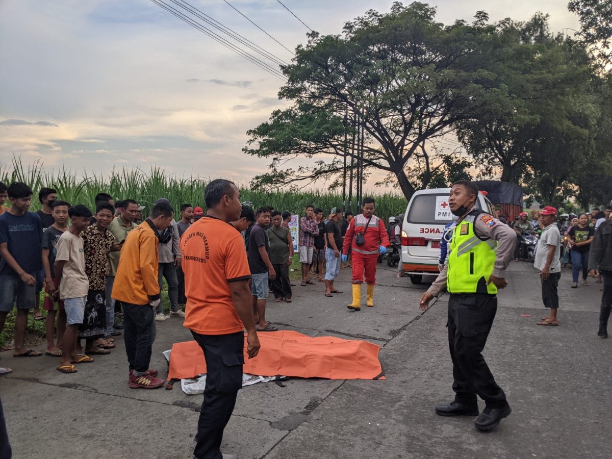 Polisi mengevakuasi jenazah korban di tempat kejadian perkara. (Nor for jatimnow.com)