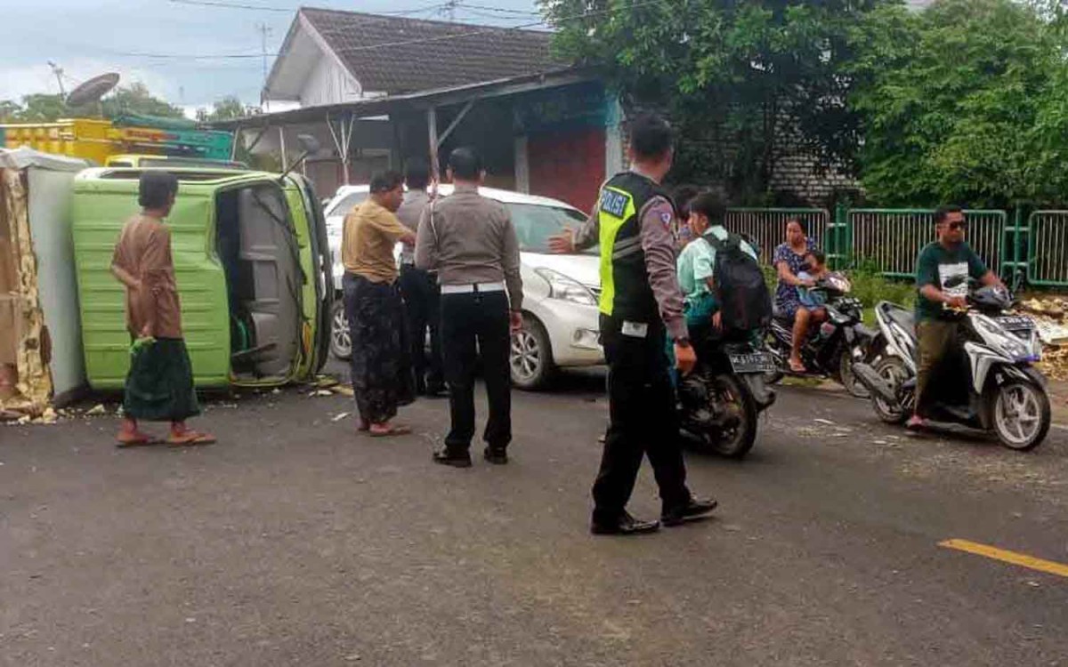 Truk boks terguling setelah bertabrakan dengan minibus (Foto: Satlantas Polres Sampang)