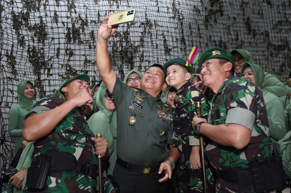Kasad Jenderal TNI Dr. Dudung Abdurachman saat mengunjungi Batalyon Infanteri (Yonif) 512/QY Malang. (Foto: Humas Kodam V Brawijaya)