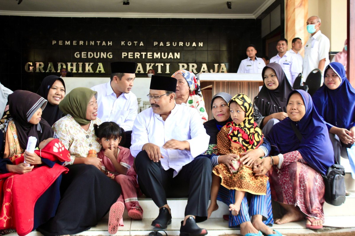 Wali Kota Pasuruan, Syaifullah Yusuf  ketika menghadiri kegiatan pemberian bantuan pangan dalam rangka penuruan stunting yang digelar oleh DP3AKB Pemkot Pasuruan. (Foto: Humas Pemkot Pasuruan)