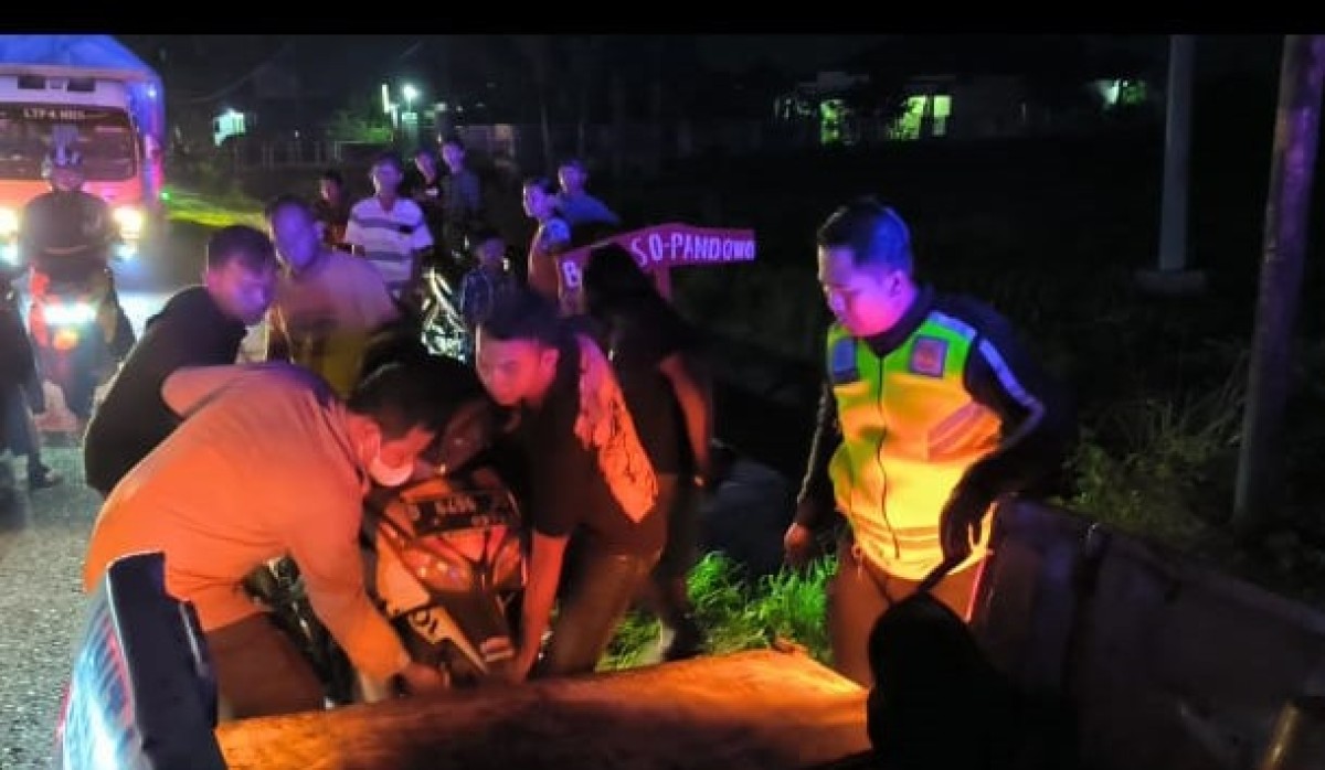 Motor Oleng, Pasutri di Jombang Tewas Tabrak Panther